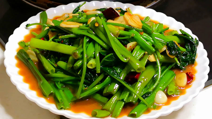 炒空心菜，最忌直接下锅炒，教你饭店不外传技巧，叶嫩梗脆不发黑!