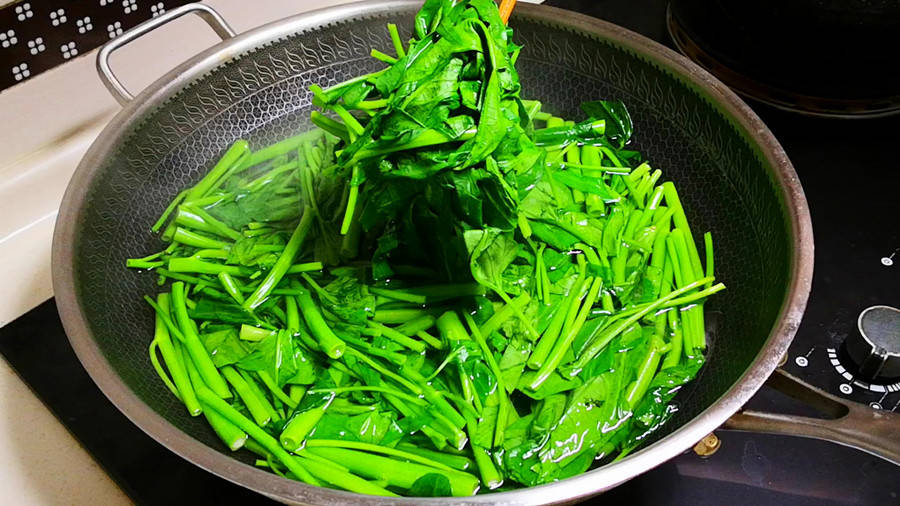 炒空心菜，最忌直接下锅炒，教你饭店不外传技巧，叶嫩梗脆不发黑!