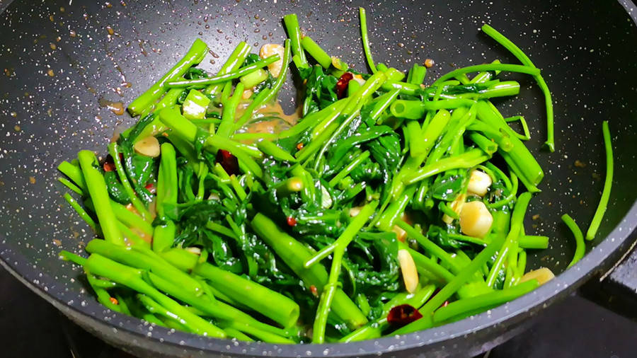 炒空心菜，最忌直接下锅炒，教你饭店不外传技巧，叶嫩梗脆不发黑!