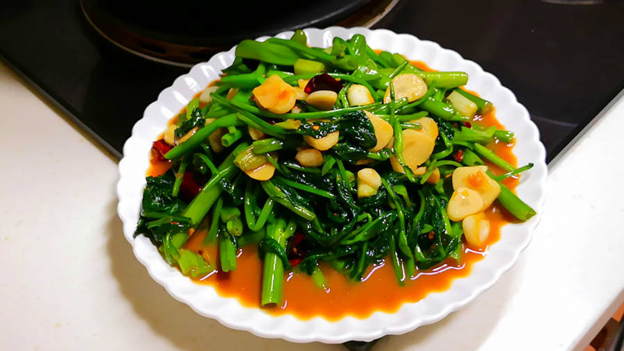 炒空心菜，最忌直接下锅炒，教你饭店不外传技巧，叶嫩梗脆不发黑!