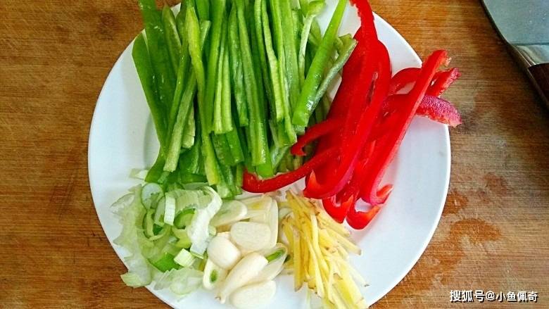 【烹饪小技巧】辣椒炒肉这样做，肉片滑嫩不柴，简单易学！
