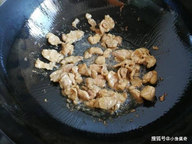 【烹饪小技巧】辣椒炒肉这样做，肉片滑嫩不柴，简单易学！
