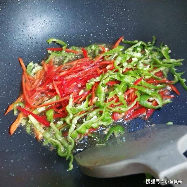 【烹饪小技巧】辣椒炒肉这样做，肉片滑嫩不柴，简单易学！