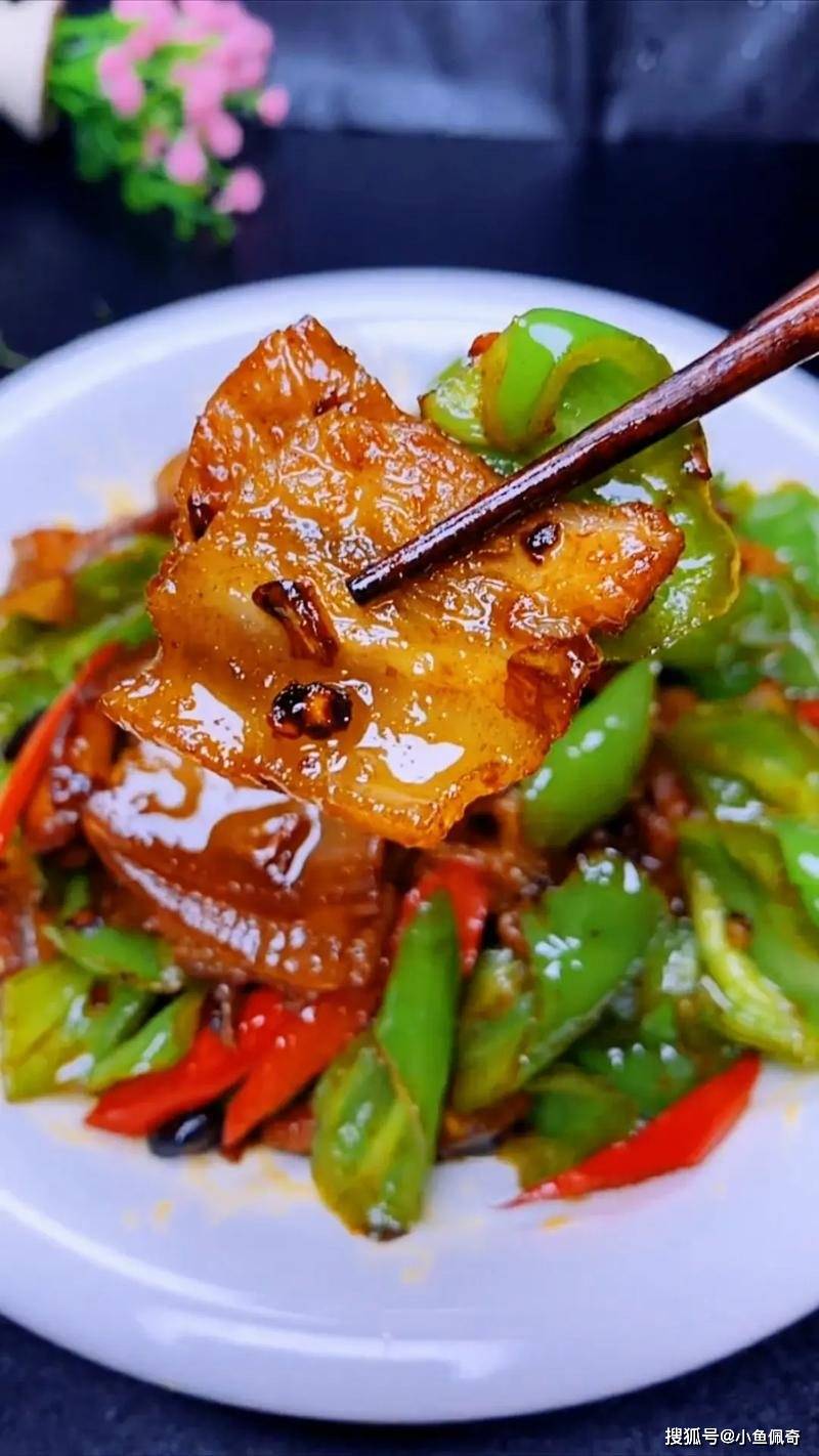 【烹饪小技巧】辣椒炒肉这样做，肉片滑嫩不柴，简单易学！