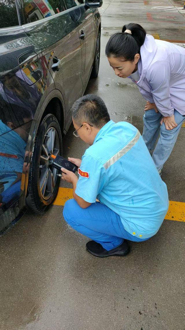 青岛95站:助人为乐,雨中共暖