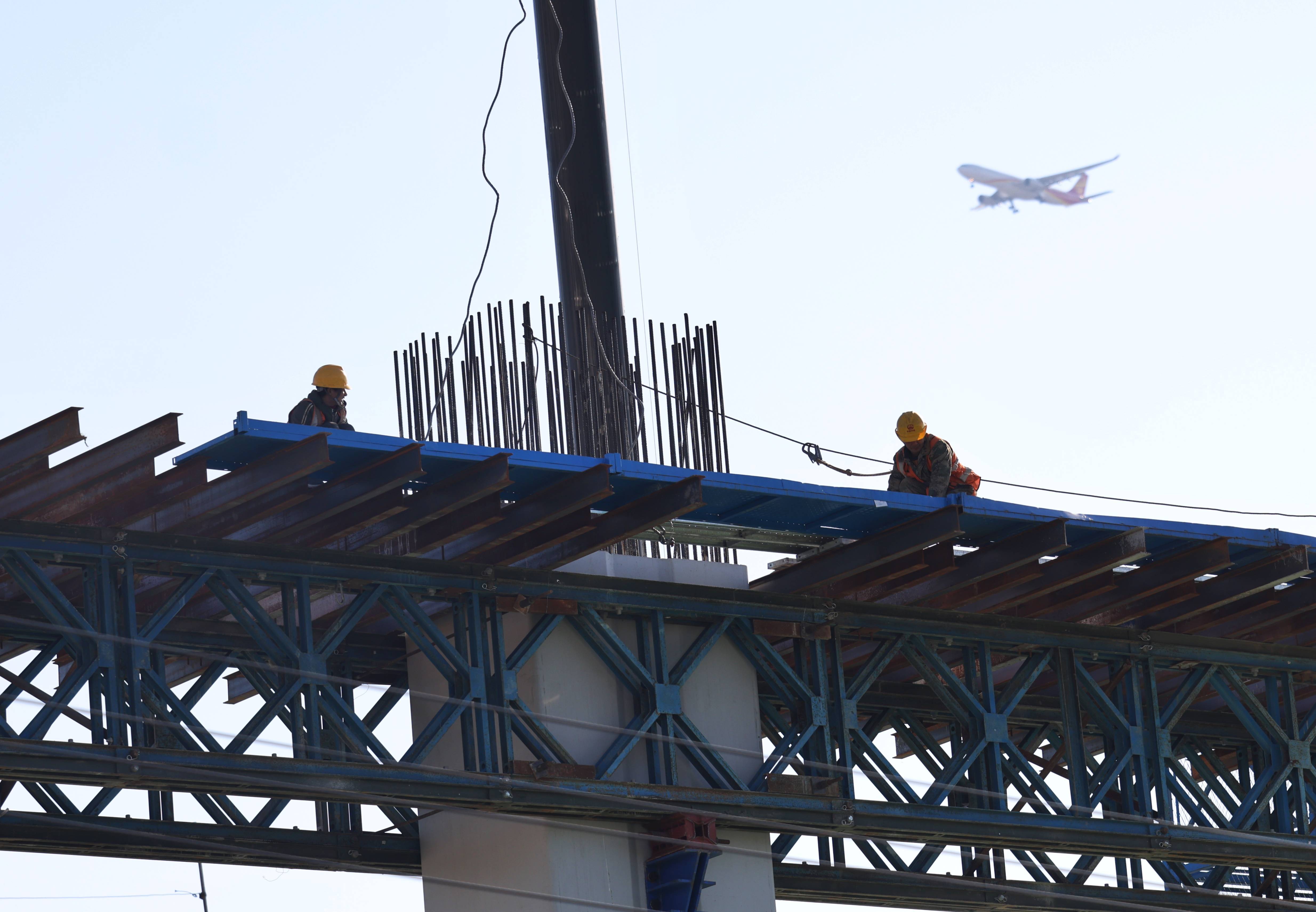 新闻8点见丨中方严肃敦促日方收回错误言论;商务部回应安世半导体相关问题