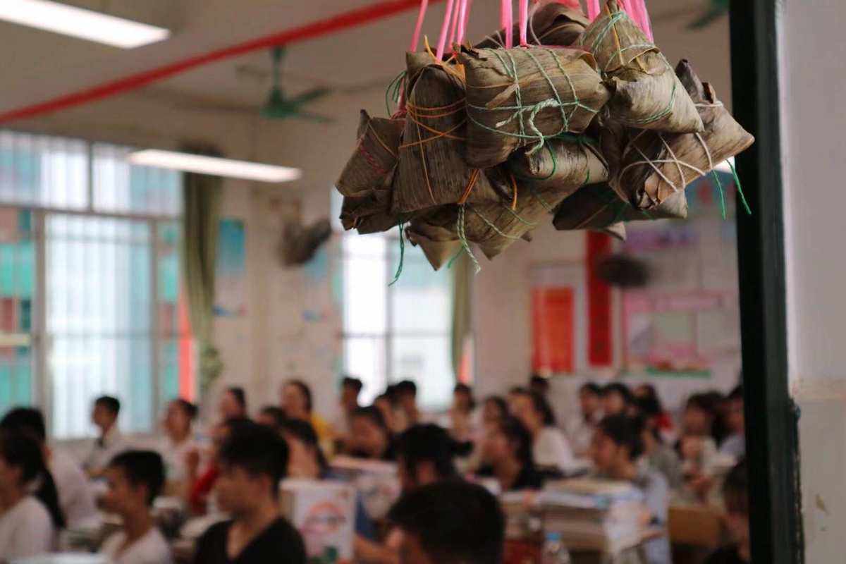 校长在教室炒币(校长在教室炒币违法吗)